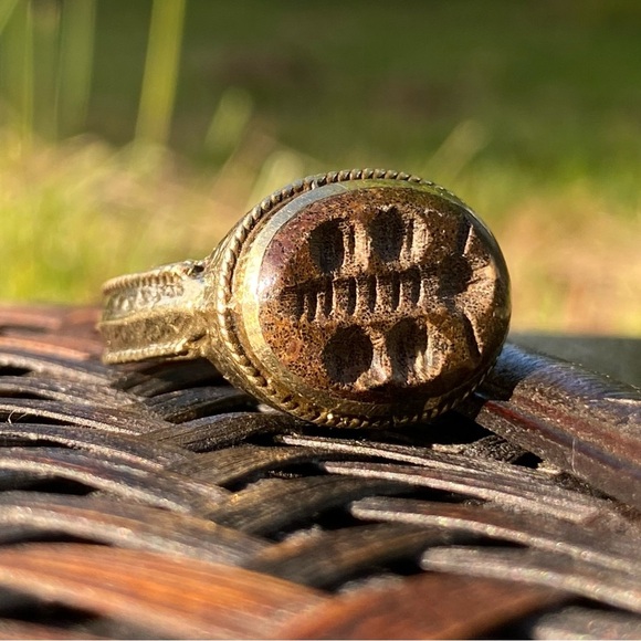 Antique/Vintage Ornate Shiny Brass Butterfly Intaglio Ring w. Brown Oval Stone - Picture 4 of 10